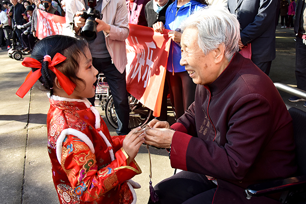 幼儿园小朋友为老人送上祝福.jpg