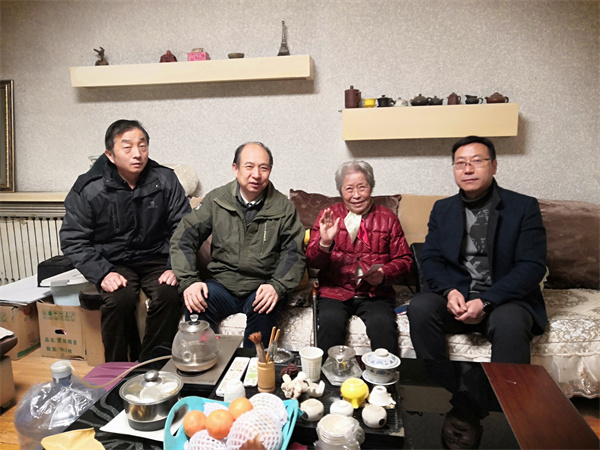 慰问退休职工张萍.jpg