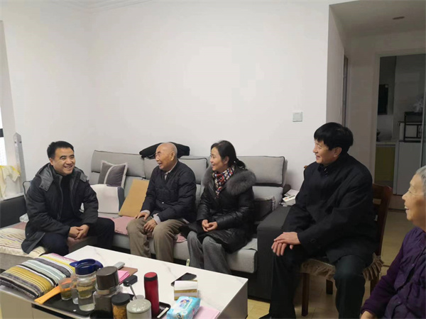 慰问退休职工<span class=