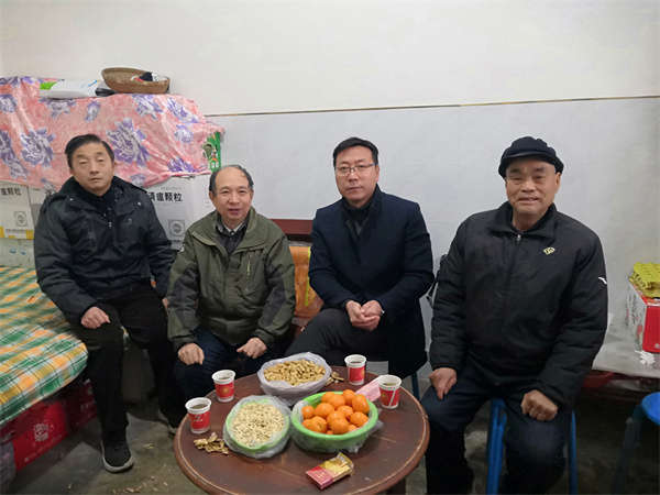 慰问退休职工陈积明.jpg