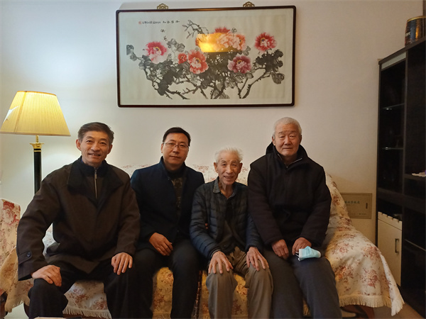 2慰问建国前老党员<span class=