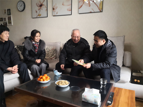 6慰问退休职工祁周约.jpg