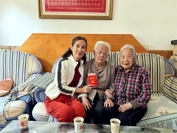 黄智敏老师在家中替王仁梓同志交纳最后一笔党费.jpg