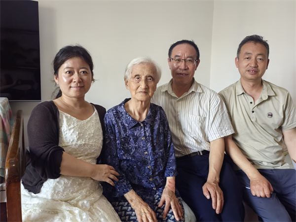 慰问离退休职工夏红英.jpg