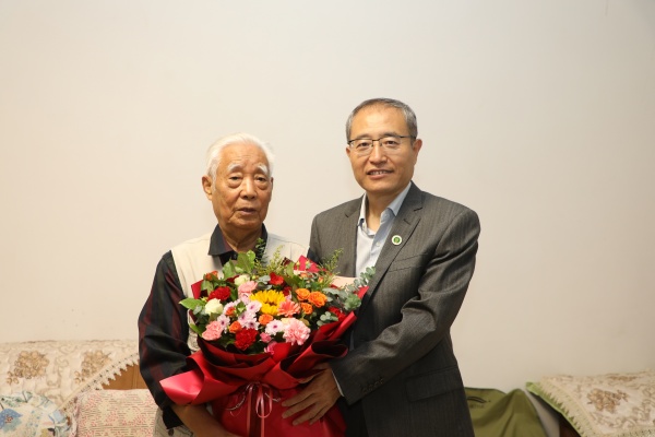 纪委书记陈红慰问离退休教师崔鸿文 .JPG