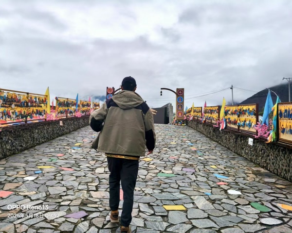 摄影三等奖 作者张佩琴 作品名称背影_副本.jpg