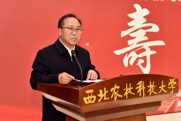 3. 离退休职工党委书记杜世平主持活动_副本.jpg