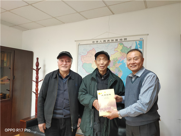 6c426a458f444069ad4f911e33ddfced.jpg 校工会接受赠书.jpg