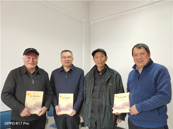 b7b1067cd8874a84b34cc8b41a8bdb9d.jpg 接受赠书.jpg
