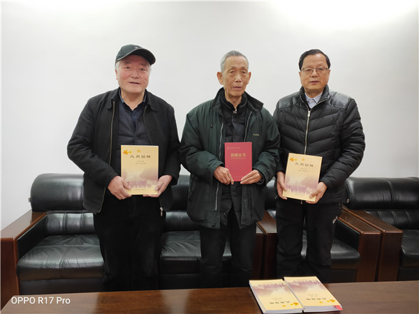 c31eeae1336b4f839c1e0cb66f8ecb1a.jpg 图书馆接受赠书.jpg