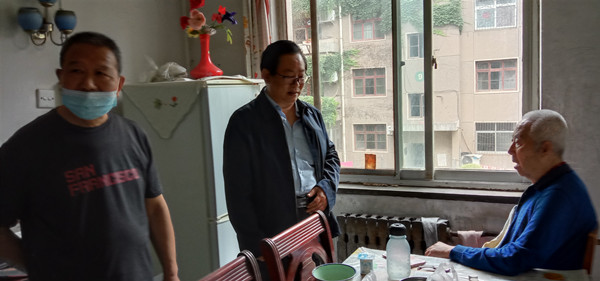 37d875b120564eb4b67b7885e4a10f00.jpg 看望罗玉功老师(右一).jpg