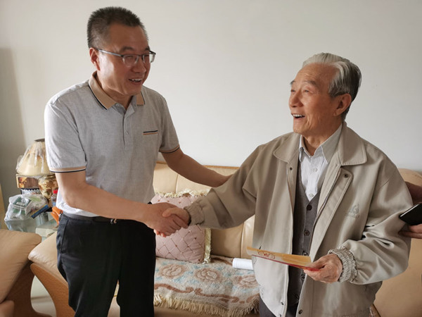 4e617f26eed74f1ca3109ed6af4bfacf.jpg 3、慰问张志恒老师(左二)1.jpg