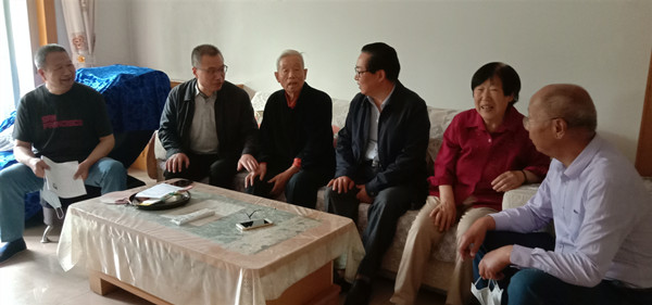 4fb7469ca7864a849ab6a50ff86099fe.jpg 看望张康健老师(左三).jpg