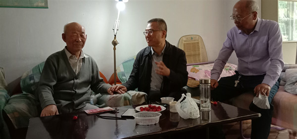 5d498254cf62493b832a4b0918e562ef.jpg 看望周嘉熹老师(左一).jpg
