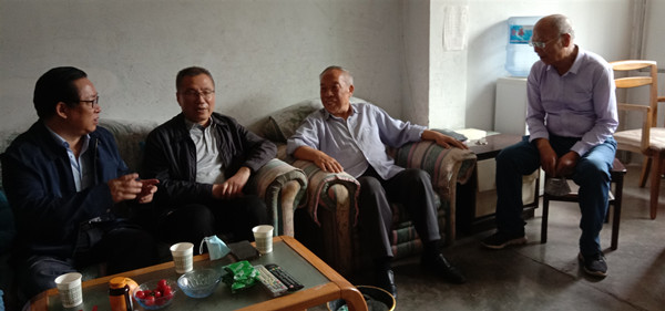 7218db61e21e499fa7e223615f503c74.jpg 看望李广毅老师(右二).jpg
