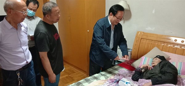9ba6ed4b92f044fdaab027326f9a88a6.jpg 看望逯春英老师(右一).jpg