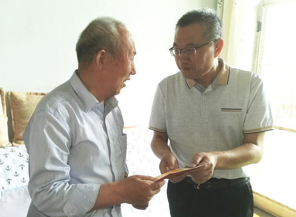 e66972aef68642129ba0461eb88e087d.jpg 1、5月27日,刘晓正书记看望慰问水科所校区退休老同志,将上缴1万元特殊党费的收据亲手递交的张志平(左一)老师手中并代表组织向张老师表示感谢和学习。.jpg