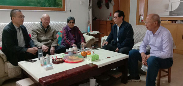 f1662cc14adc462fb3611b12bdbac798.jpg 看望尹增华老师(右三).jpg