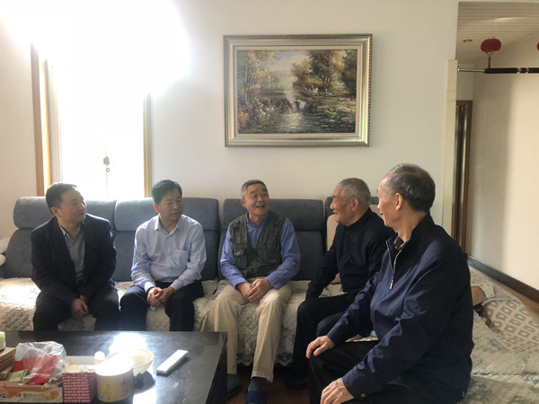 397de2abc0a64e1c8291a50d5e8e5a3e.jpg 看望慰问赵国荣(右三).JPG