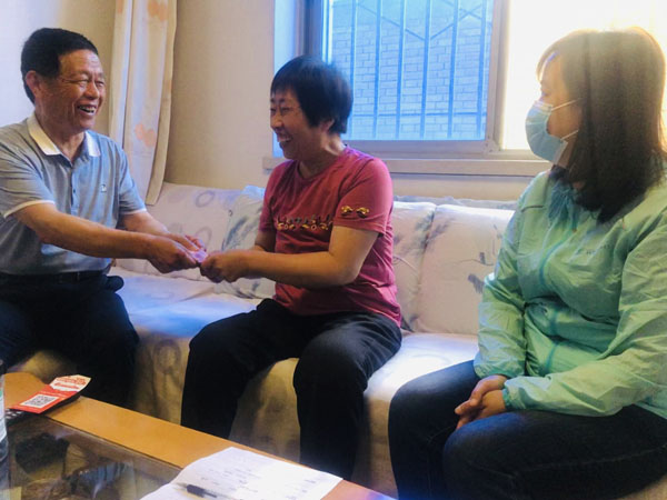 506e6e7f6088460fab8158463dfeb1e2.jpg 看望肾病的刘锦英(中).jpg