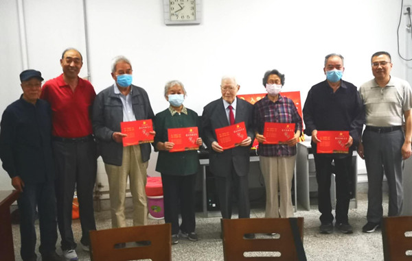 集体发贺卡.jpg