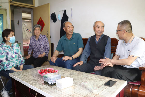 607507ed4bf9448c9ec9714b1b0988bf.jpg 看望患病老人耿杰(右二).jpg