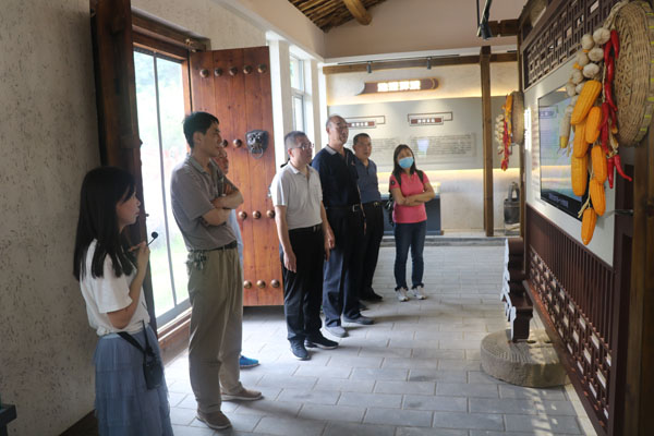 参观马家底村史馆.JPG