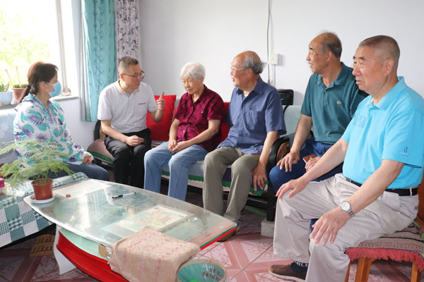 8940f74407ac430caf6c2d5a22fd008d.jpg 看望陈大林、杨巧玲夫妇(左三、四).jpg