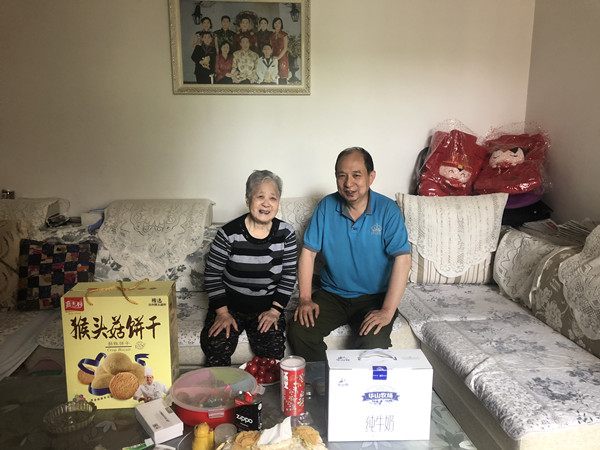 8a193cb715594640931a1054ac21f9f8.jpg 看望慰问史瑞云(左一).JPG