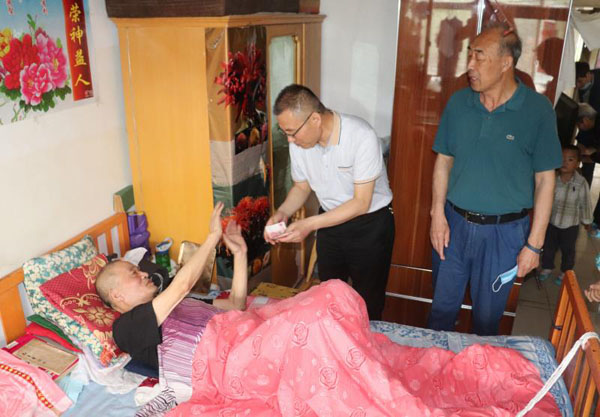 9426e2839ded455faf0a37d3d690c5b2.jpg 看望生病卧床李文瑞.jpg