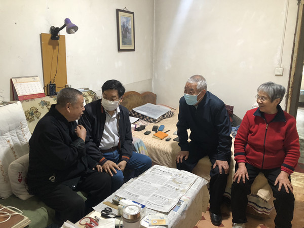 9f22c4d85d6b48ffabe3fff5570c161a.jpg 看望慰问马志仁(左一).JPG