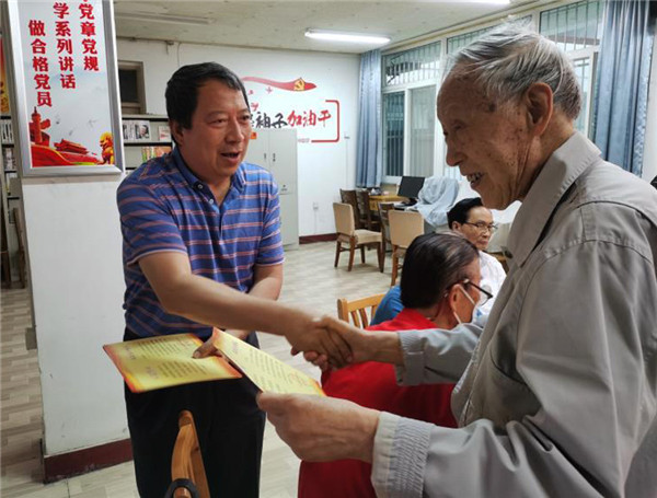 cbdfb18cde394555a9e2f378d362d590.jpg 刘庚军为老党员任之忠(右)颁发生日贺卡。2.jpg