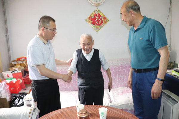 cdcc1c76316a4a9794c1f52644f8c77c.jpg 看望张自恺(中).jpg