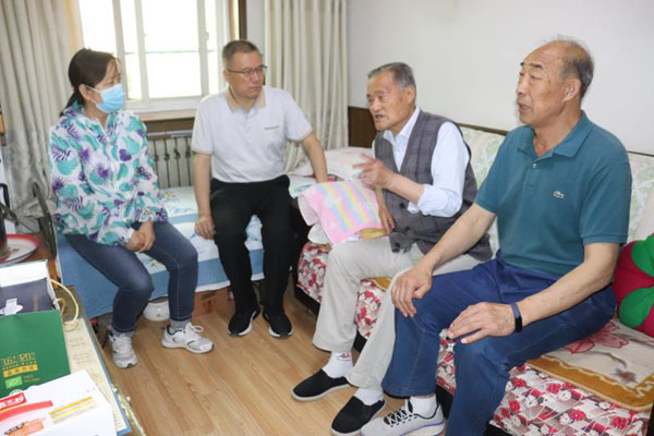 d4f60373dd844862808af92dfe94224d.jpg 看望蒋良臣(右二).jpg