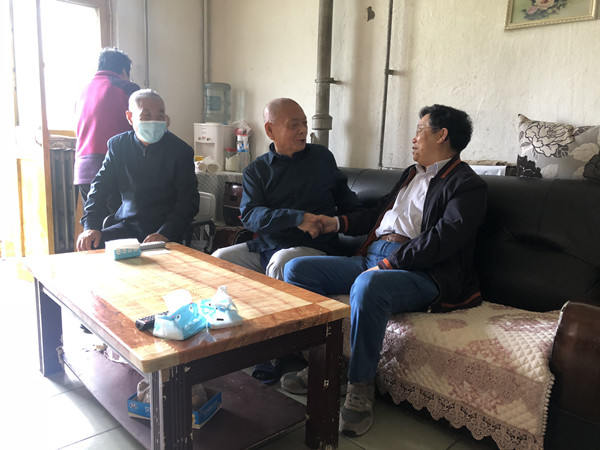 d90484f5ec124d3d8a9767af59346957.jpg 看望慰问赵宝玺(右二).JPG