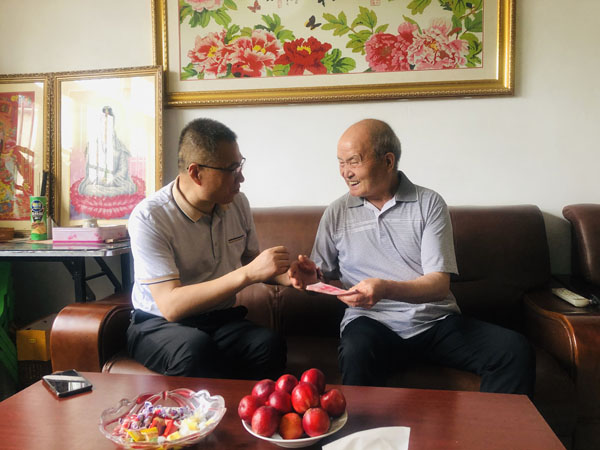 d98bad6bd21c439c8636659257841867.jpg 看望张保练 (右).JPG