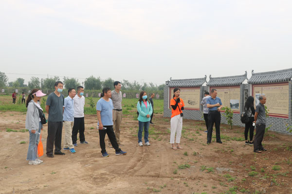 参观劳动教育实践基地文化墙，领悟总书记劳动观.JPG