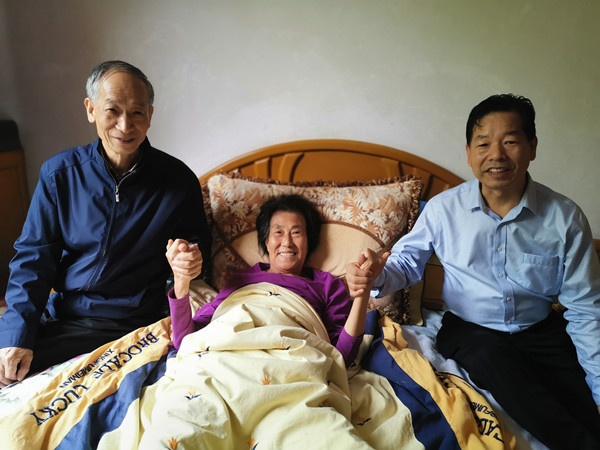 f84117f5c8c545068e26e75a7016186c.jpg 看望慰问刘巧英(中间).jpg