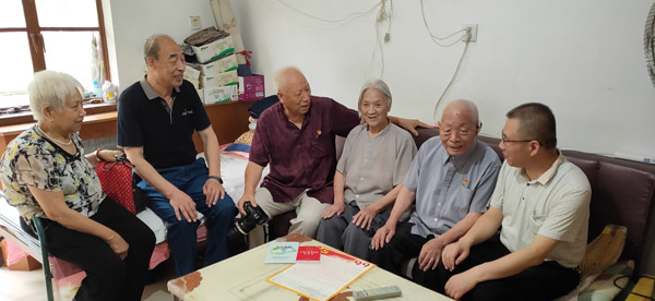 看望慰问齐开均（右二）.jpg