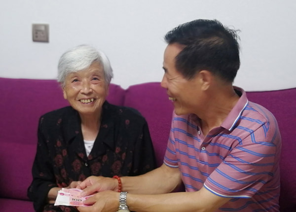 慰问老党员李雪容（左一）.jpg