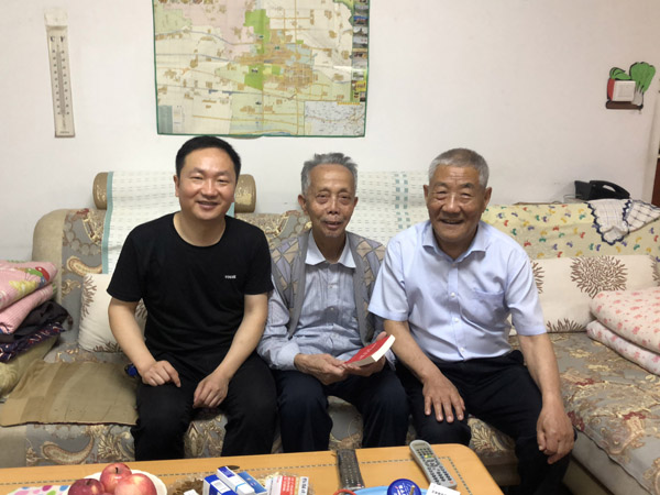 慰问刘忠民（中间）.JPG