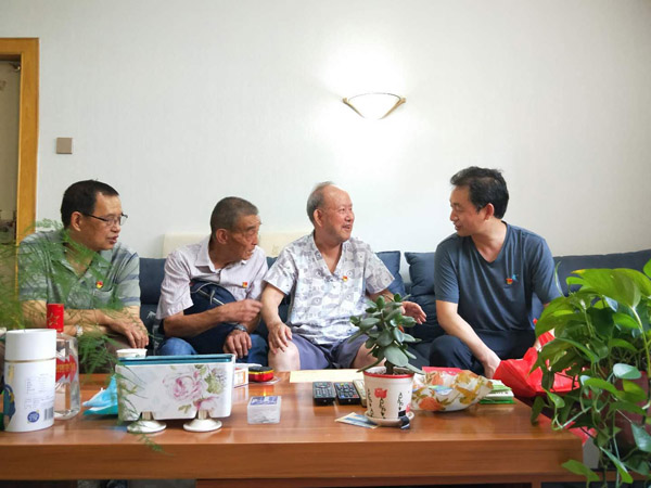 慰问张振杰（右二）.jpg