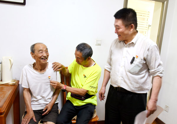 看望慰问李树明（左一）.jpg