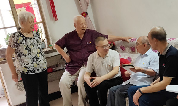 看望慰问侯士俊（右二）.jpg