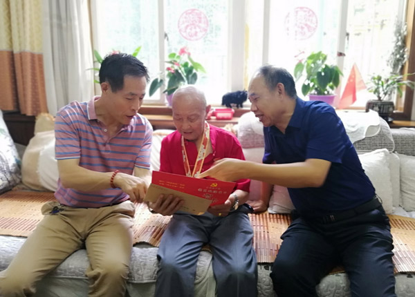 慰问老党员李文俊（中）.jpg