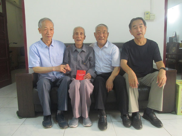 慰问吕克己（左二）.JPG