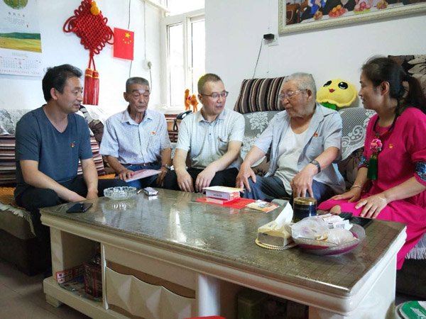 慰问张崇信（右二）.jpg