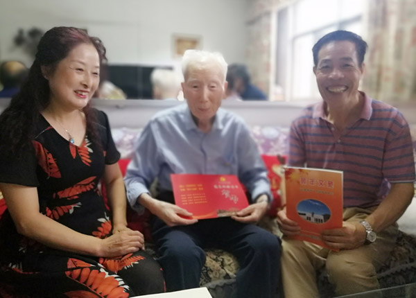 慰问老党员李鸿恩（中）.jpg