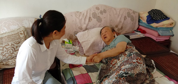 看望李佩云右一.jpg
