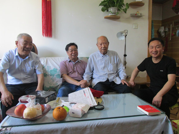 慰问卢志伟（右二）.JPG
